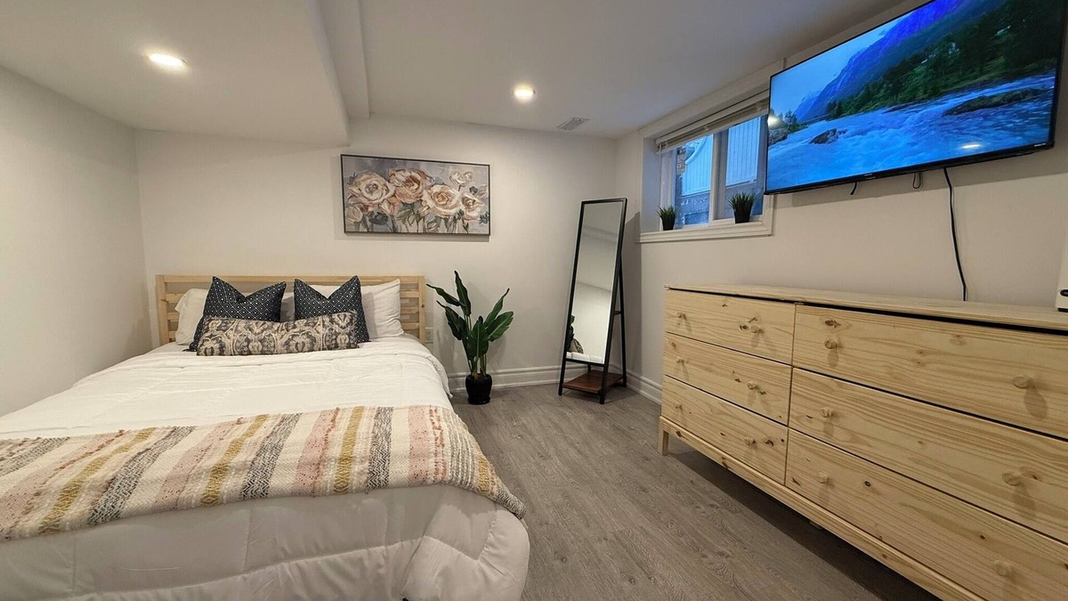 Bickford Park House | Renovated 2-Bedroom Little Italy