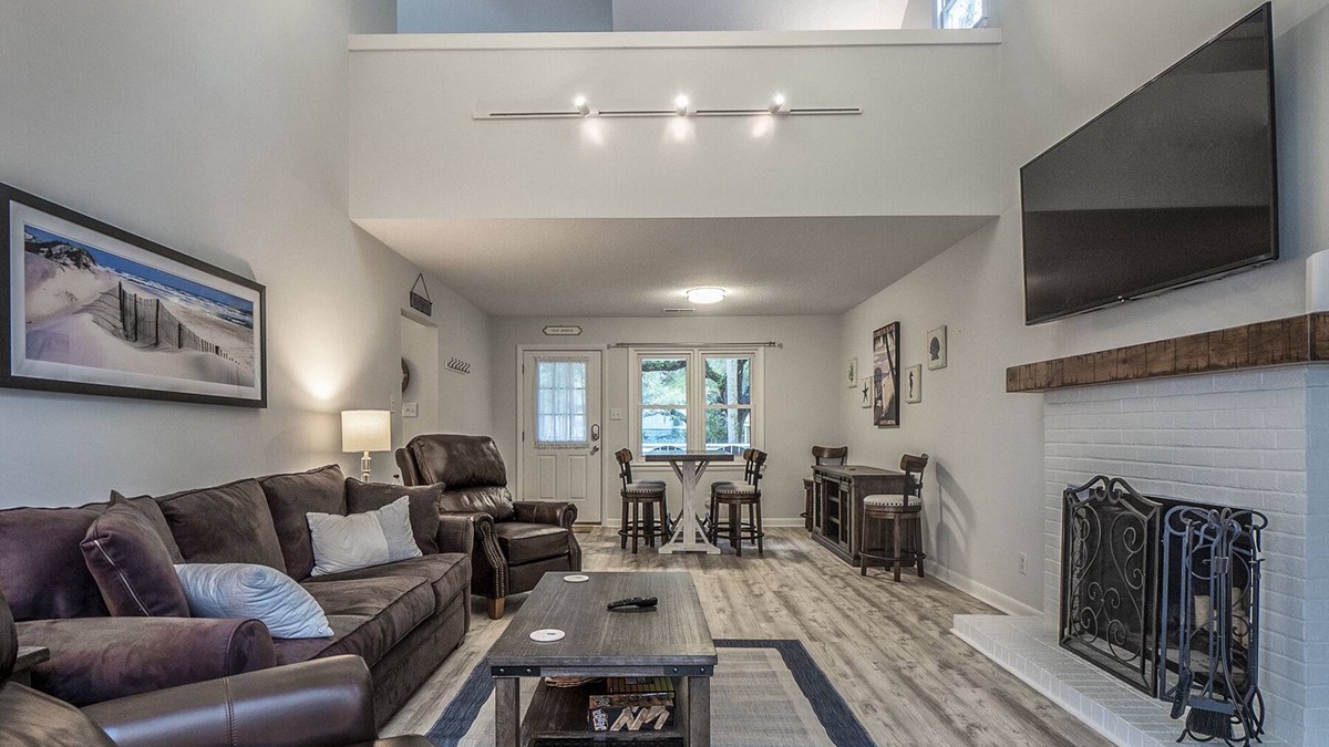 Tarpon Pond House | Renovated 2 BR + Loft/2BA Tarpon Pond Cottage! Great Views! Amenity Cards & Pets!