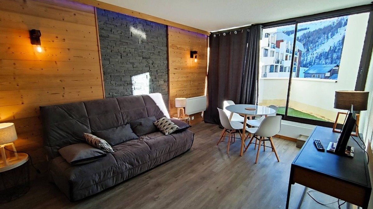 Isola Apartment | Renovated 2-Room Ski-in/Ski-out, South-Facing Balcony, Close to Shops and Activities