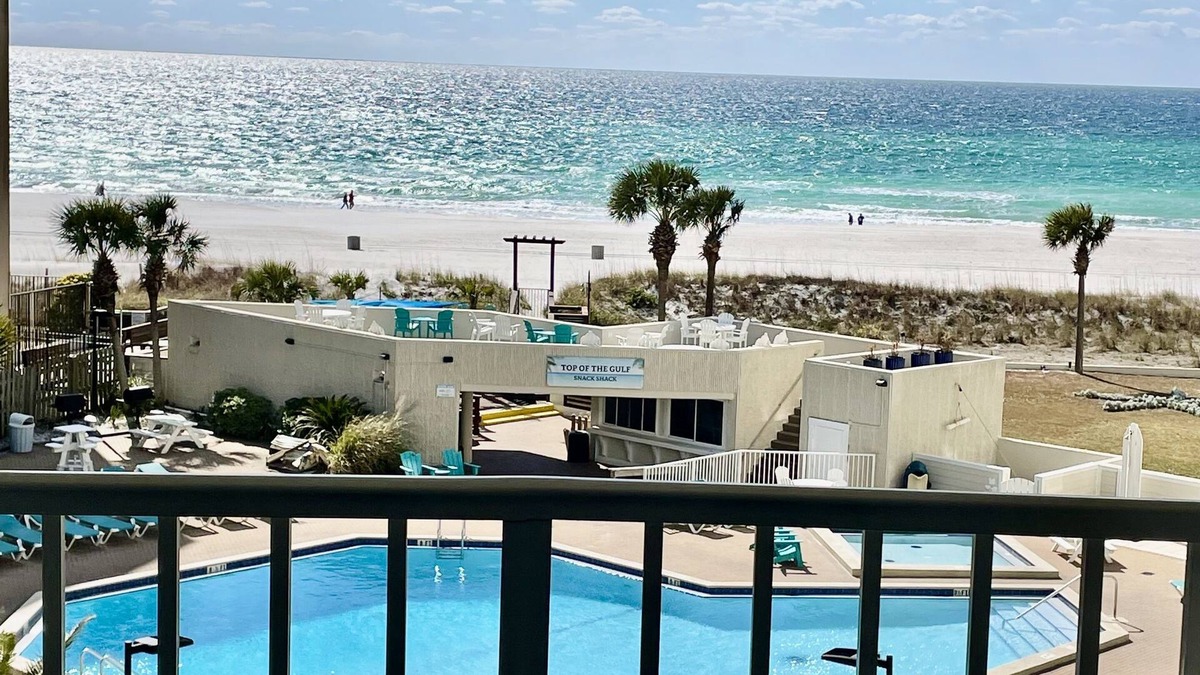 Panama City Beach Apartment | Renovated 2022 Oceanfront Studio TOG BEACHCHAIRS UMBRELLA thru October