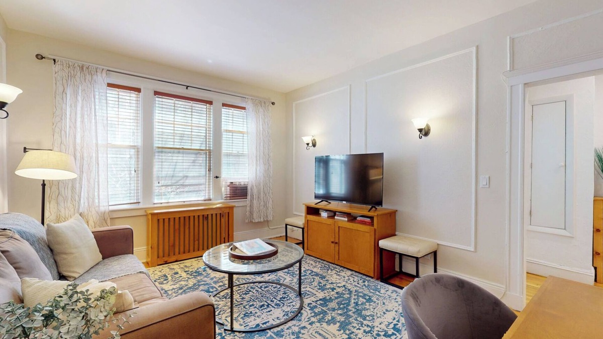 Coolidge Corner South Side Apartment | Renovated 2B, In-unit Laundry, Longwood, 1st Flr