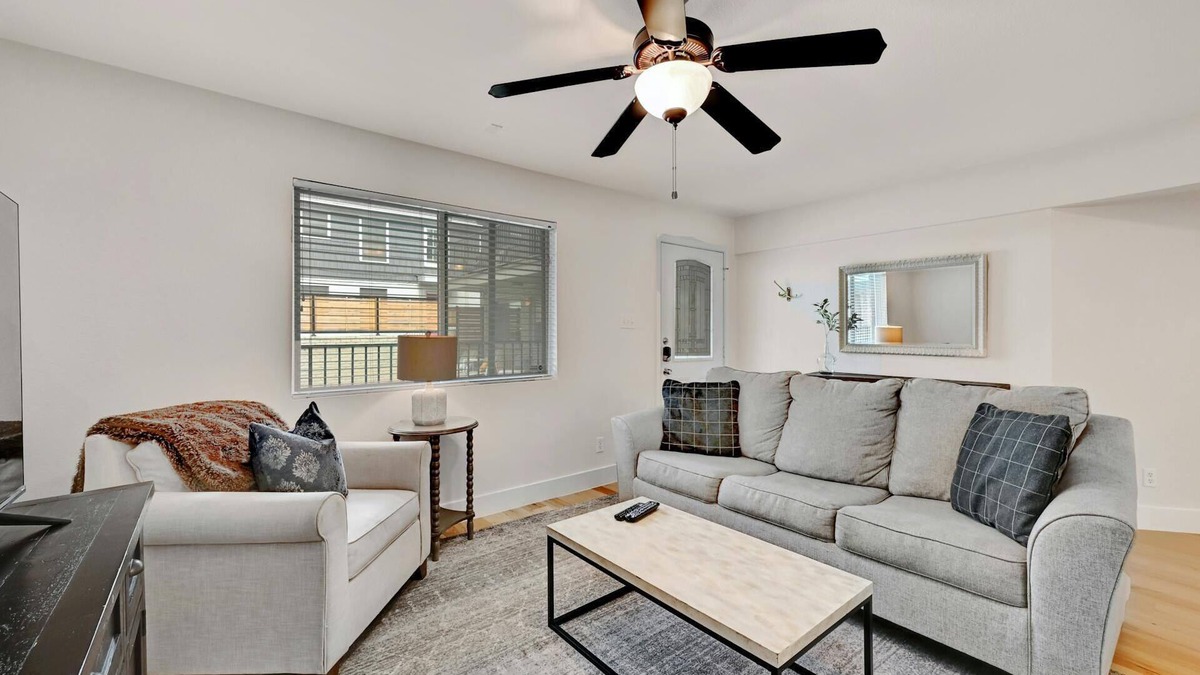 Westfield Condo | Renovated 3BA/2BD Condo 2 Miles from Downtown