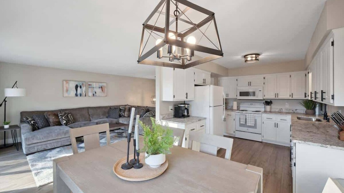 Brooklyn Park House | Renovated! 3BR 1.5BA King Beds! Mid term Rental ok
