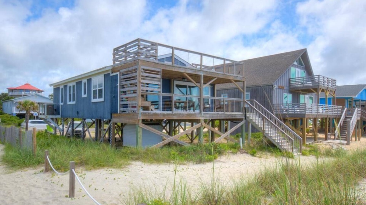 Long Beach House | Renovated 3BR 2BA House, Oceanfront, Rooftop Deck, Dog Friendly, Sleeps 10