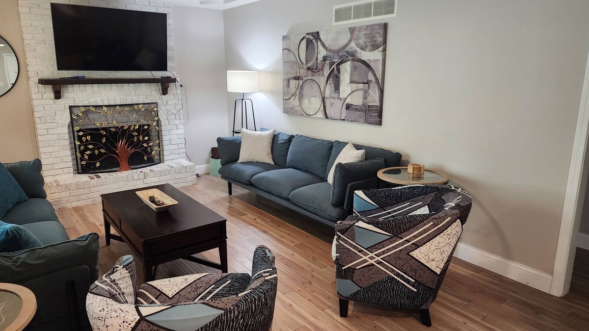 Merriam House | Renovated 3BR/2bath Ranch Near Hospital-Ideal for Families & Medical Stays