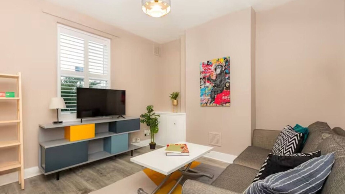 Stratford Condo | Renovated 3BR w/garden in Stratford, 1min to Train