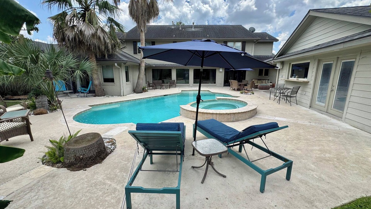 Houston House | Renovated 4 Bedroom 3.5 Bath with POOL Private Home Fully-furnished. MD Anderson