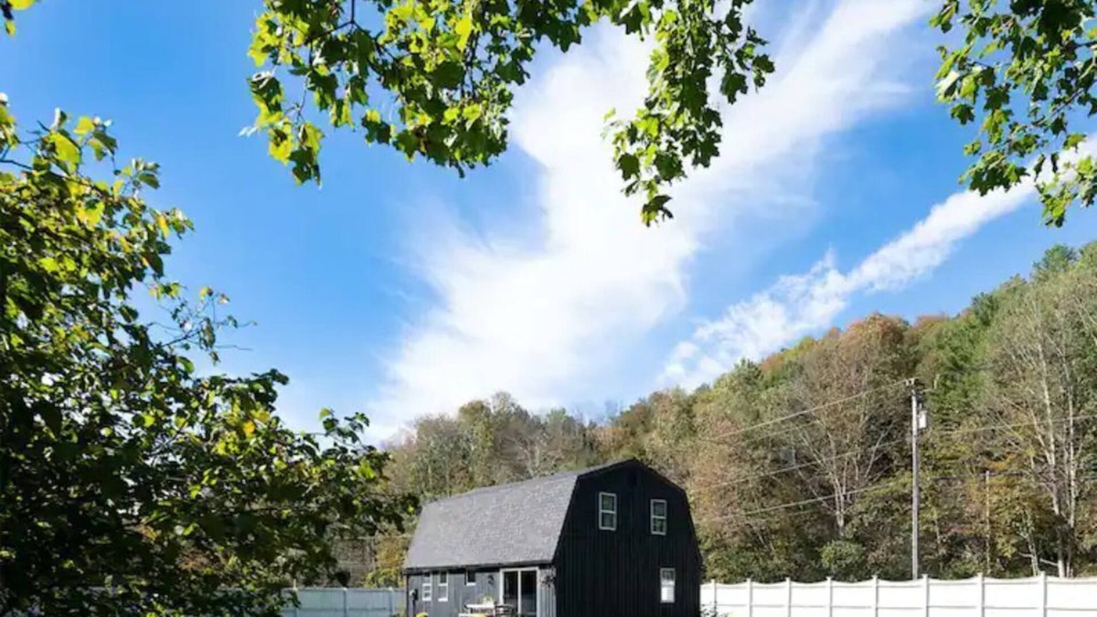 Austerlitz House | Renovated 4 BR 3 BA Barn; 30 mins to Hudson, 15 mins to the Berkshires!