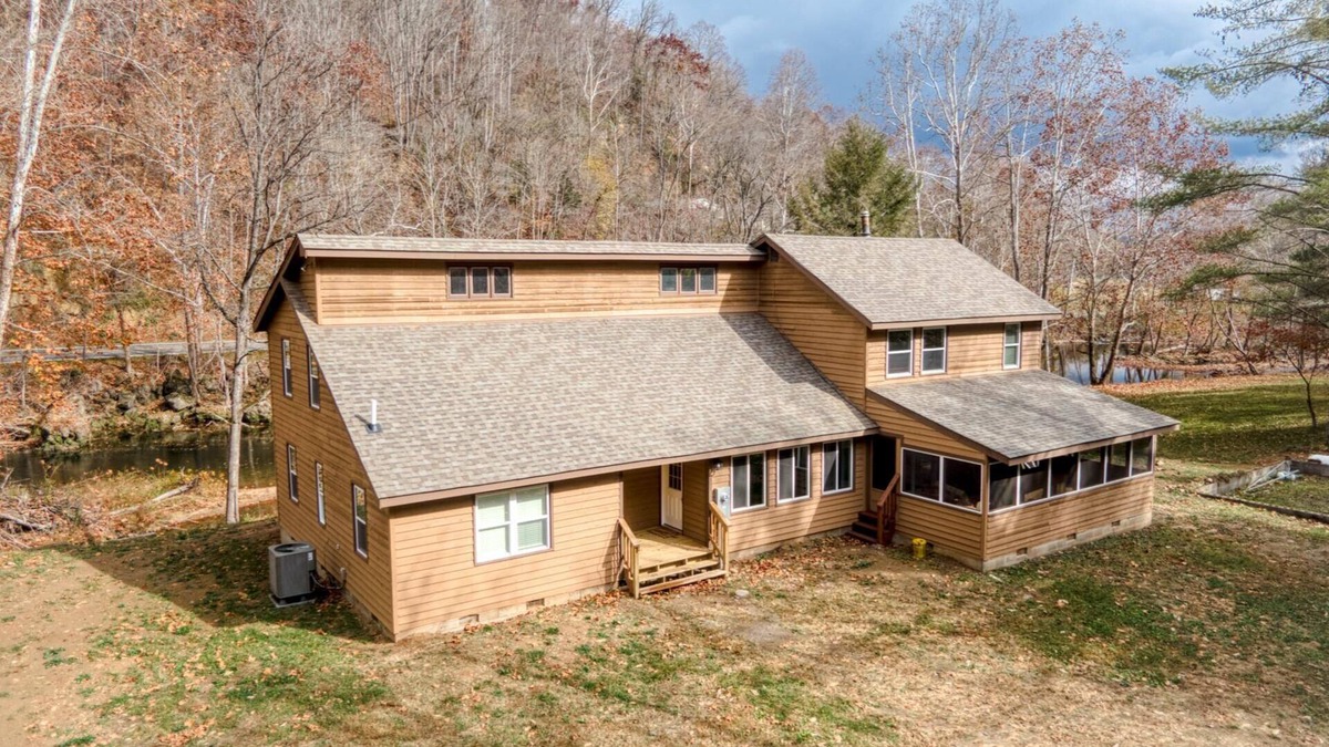 Kellysville Cabin | Renovated 4BR lodge on Wolf Creek: fishing, hiking and family fun in Giles Co