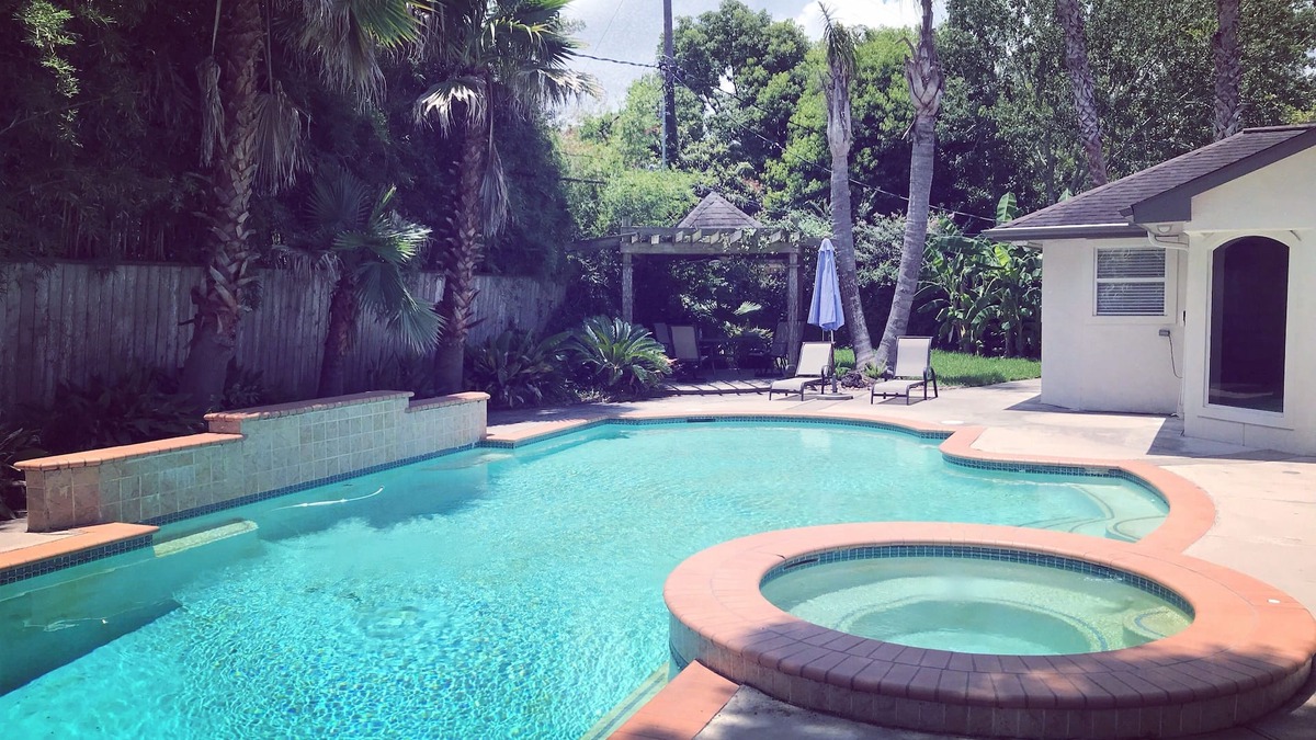 Houston House | Renovated 5 Bedroom 3.5 Bath w/POOL! Private Home Fully-furnished near MDA TMC