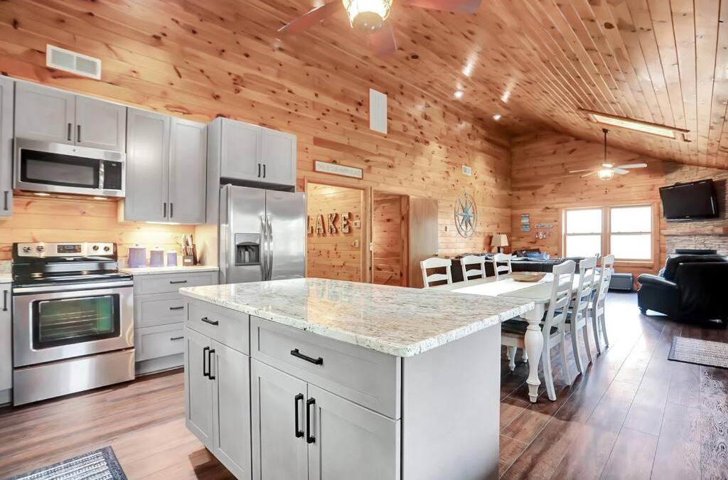 McHenry House | Renovated*5 Minutes to Wisp*Fast Wi-Fi*Hot Tub