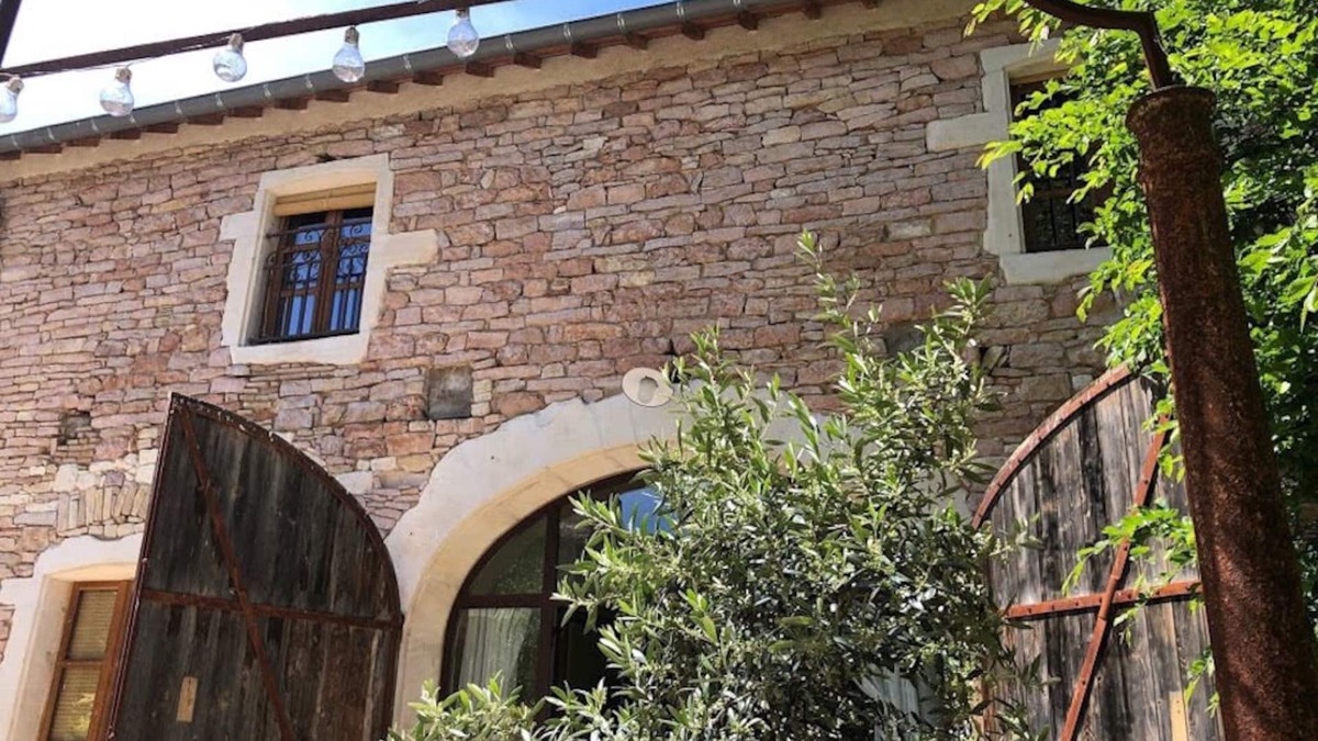 Givry House | Renovated accomodation in former 'chais' of Givry near local shops and vineyards
