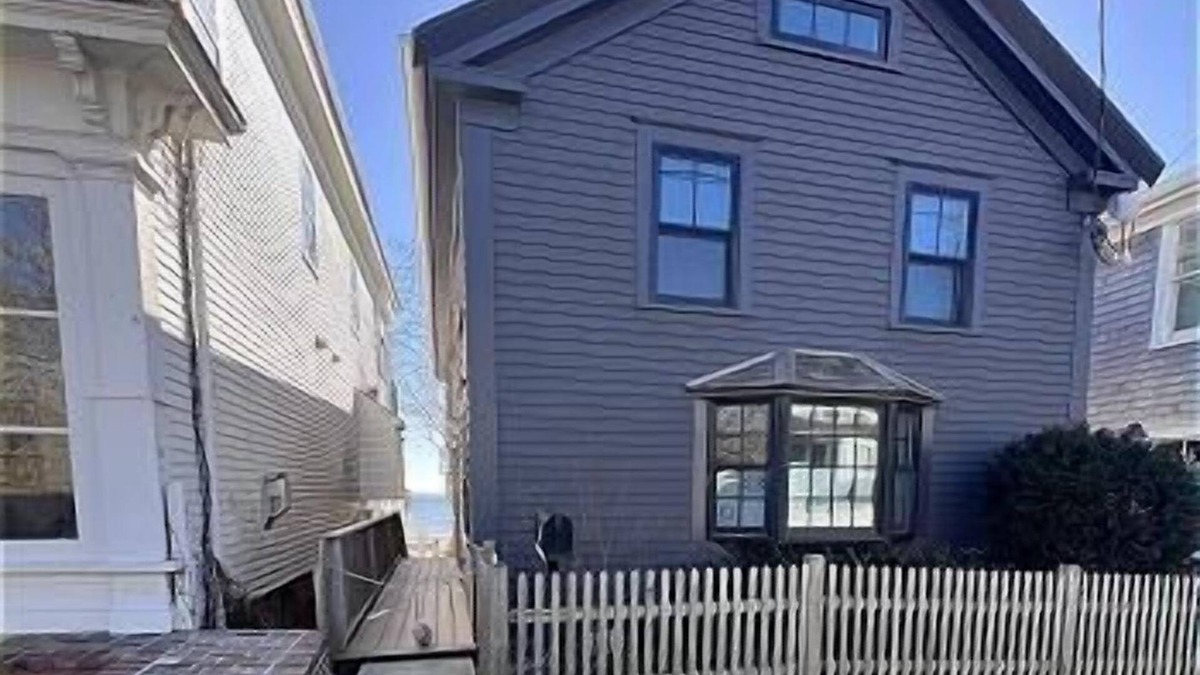 Commercial Street Apartment | Renovated Apartment on Commercial Street (2399)