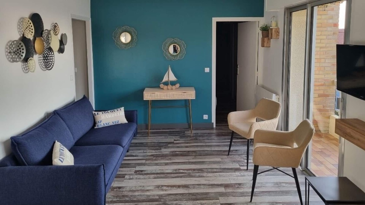 Sainte-Cecile-Plage Apartment | Renovated apartment at the foot of the shops and the beach