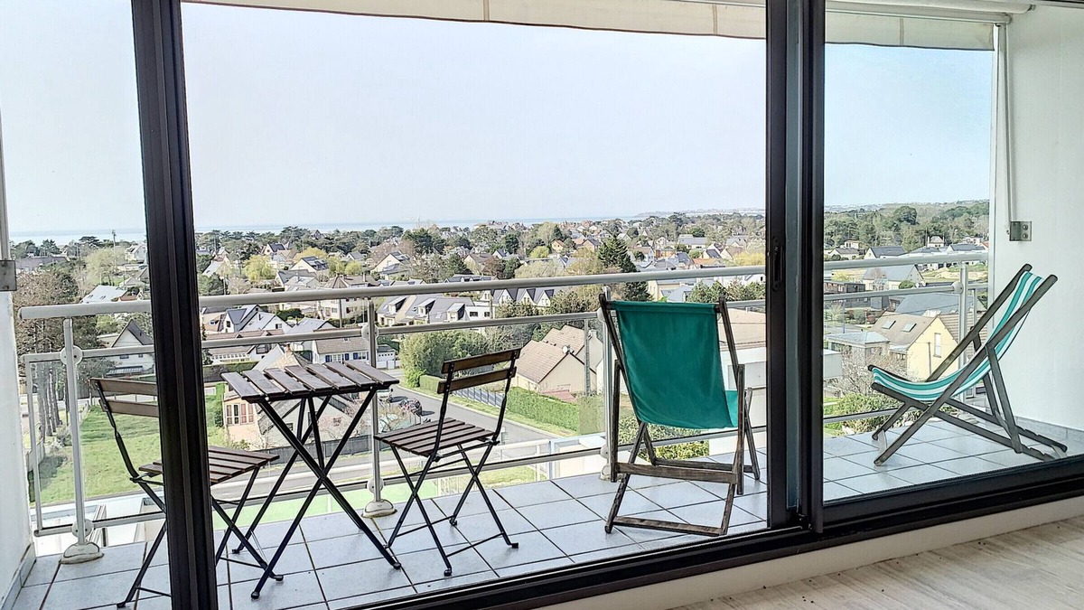 Jullouville Apartment | Renovated apartment with private tennis, parking and sea view