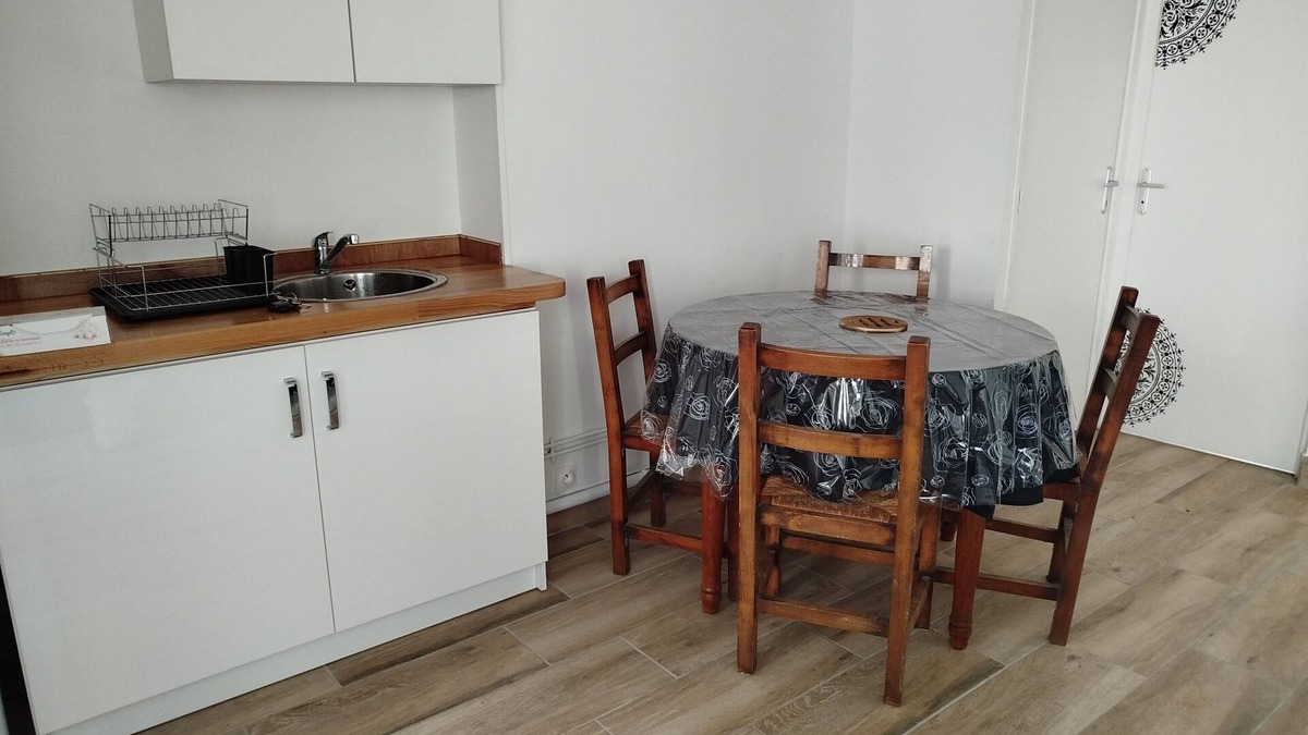 Irancy House | Renovated apartment in quiet wine-growing village. 15min from Auxerre.
