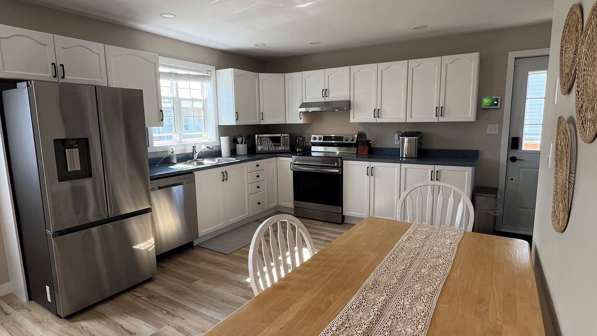 Pointe-du-Chene Cottage | Renovated Beach Retreat- The Pearl of Parlee!