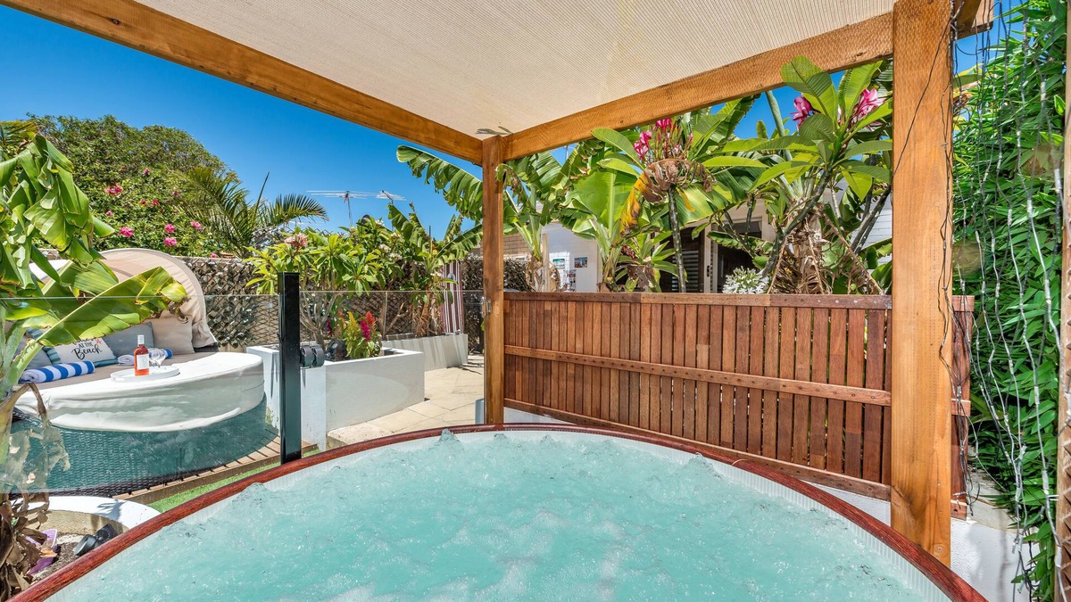 Scarborough Villa | Renovated Beach Villa with Heated Spa & Resort Style Garden only 400m the beach