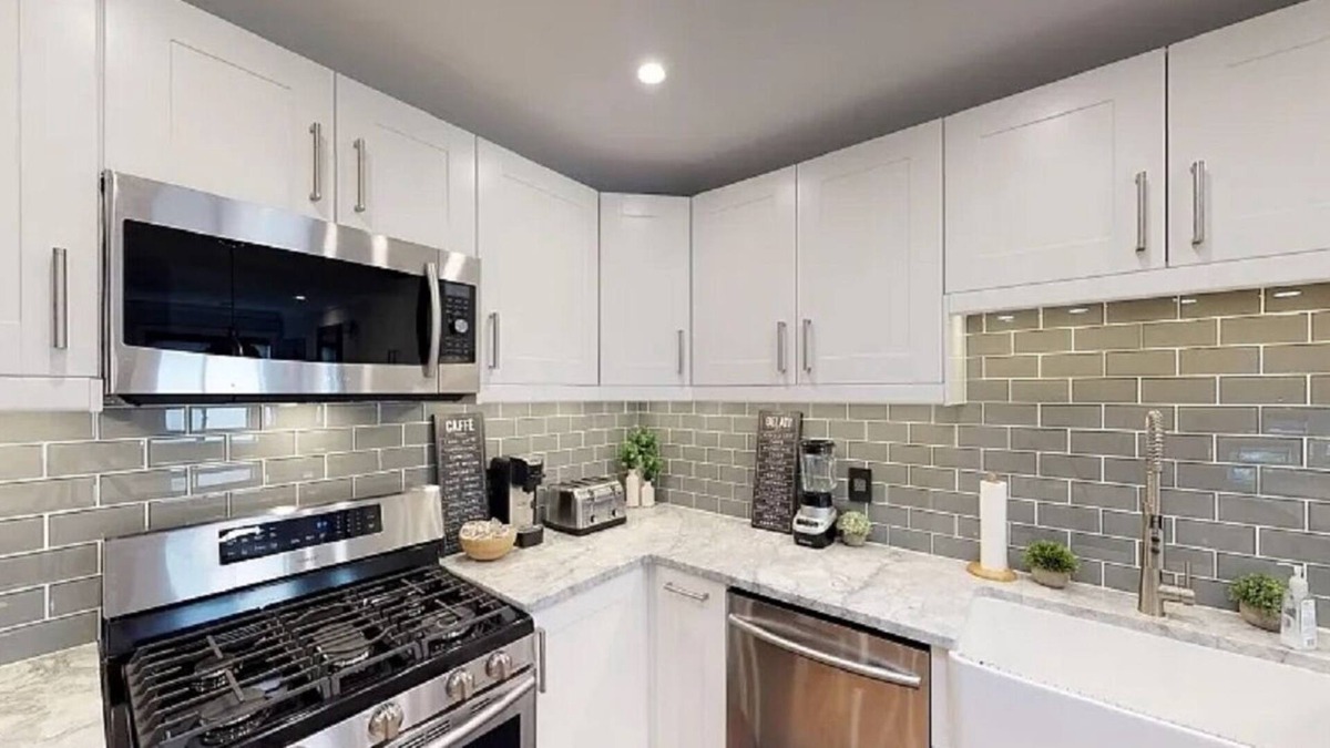 Vauxhall Condo | Renovated, bright and sunny 2 Bedroom / 2 Bathroom w/ seperate Den/ office space