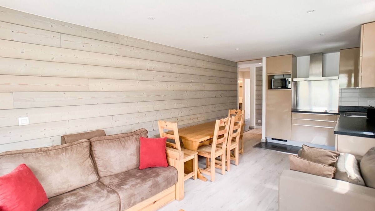 Le Lavachet Apartment | Renovated & Bright Apartment · Near Slopes · Sleeps 9 · Balcony · 2 Baths