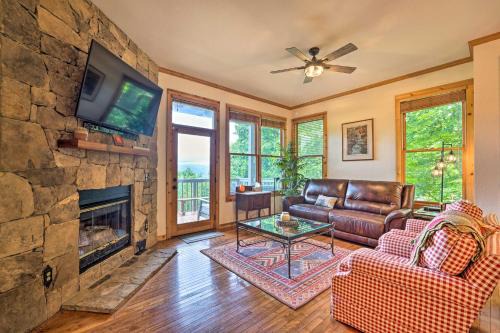 Mountain Air Apartment | Renovated Burnsville Condo in Gated Community