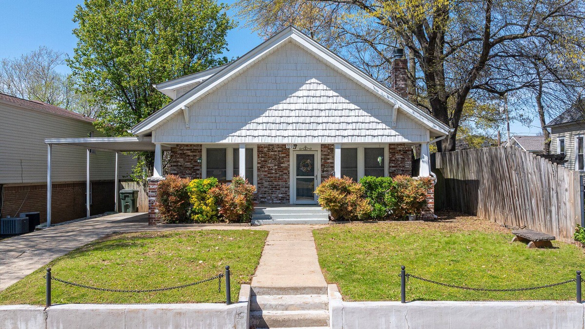 Fort Smith House | Renovated Century Home - Spacious 3 Bed, 2.5 Bath: Near Museums and Downtown!