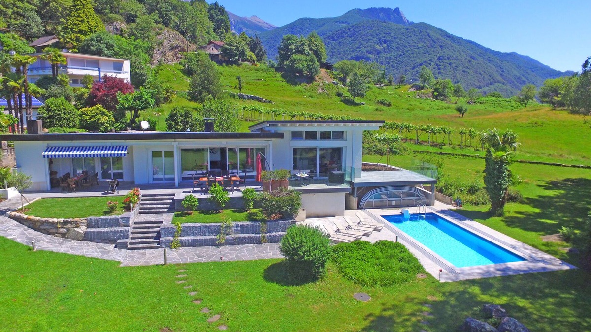 Brione sopra Minusio House | Renovated, spacious house nestled in a large garden with swimming pool