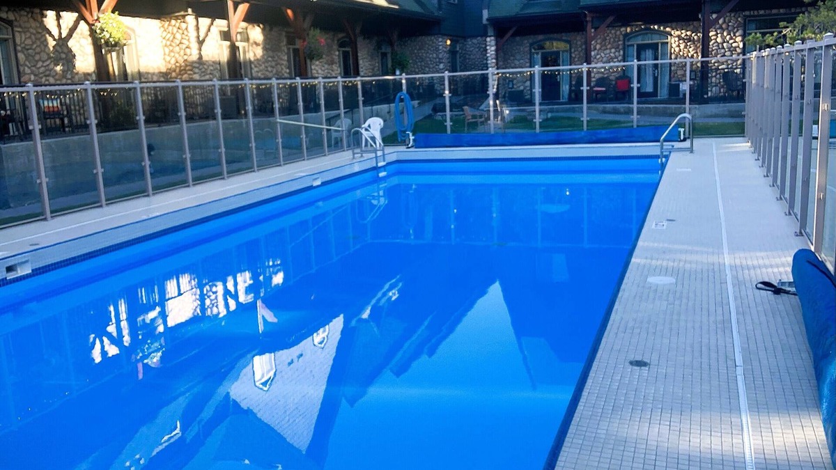 Canmore Ski Chalet | 🥇 RENOVATED Chalet at Mystic Springs, Heated Pool, Hot Tub!