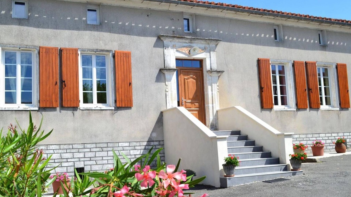 Champagne-Vigny Cottage | Renovated Charentaise with garden, 20 min from Angoulême