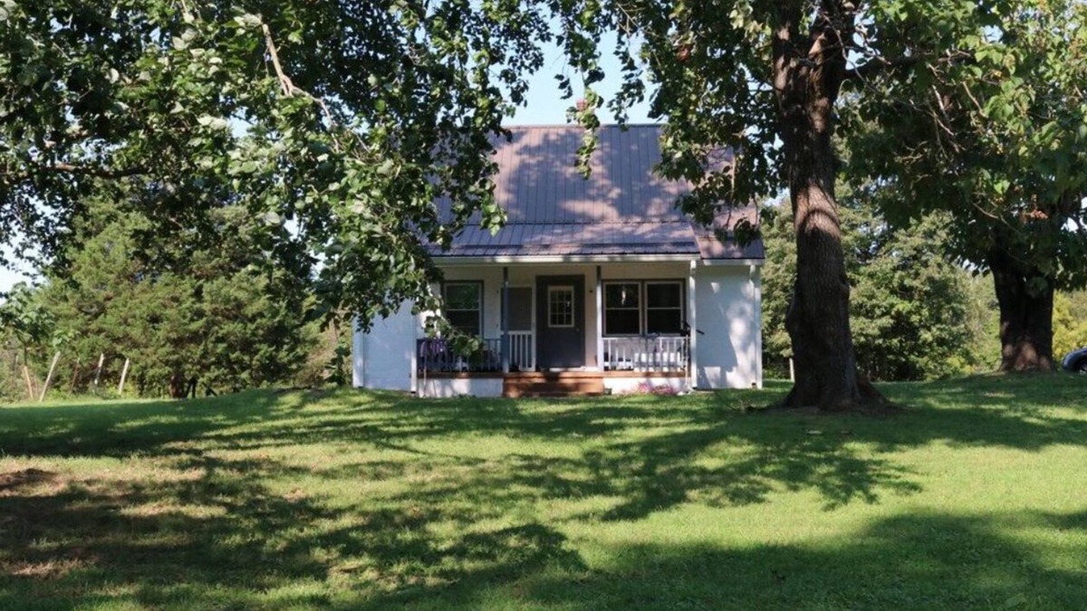 Pamplin House | Renovated charming cape on a 72 acre retired farm