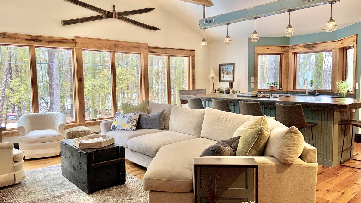 Jacksonport House | Renovated Charming Log Cabin on 4 Acres in Jacksonport