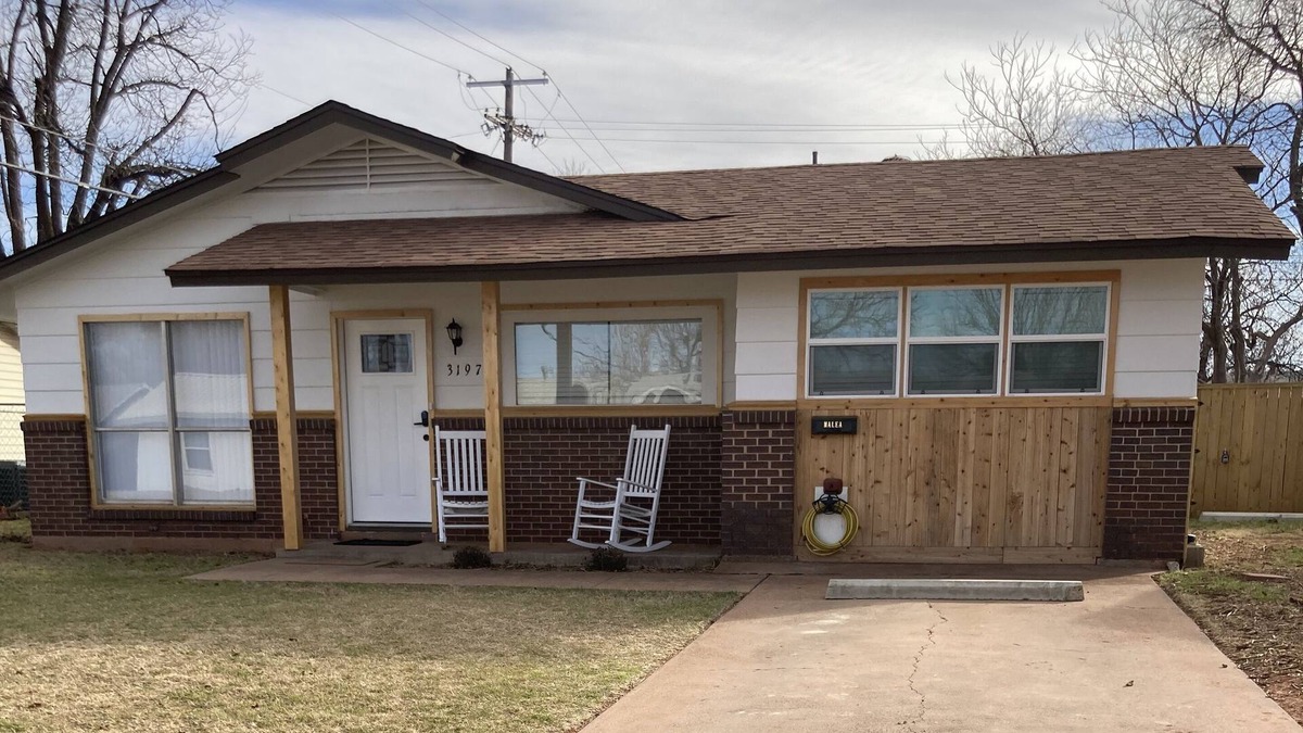 Abilene House | Renovated,Comfy&Spacious, LR, full kitchen, den, easy access to Univ.& interests