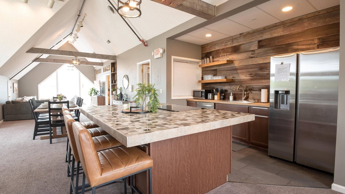 Nashville Condo | Renovated condo overlooking downtown Nashville. Steps to dining, shopping!