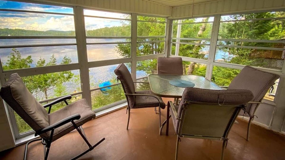 Mont-Saint-Michel Ski Chalet | Renovated Cottage On Lake / Hot Tub / Canoe / WiFi