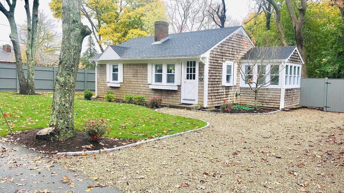 West Chatham House | Renovated cottage 1 mile to beach in Chatham!