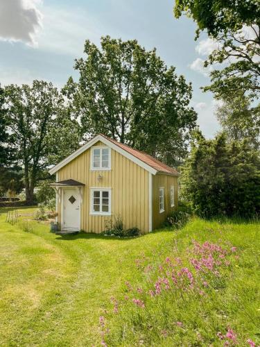 Alingsas House | Renovated Cottage By Lake Rydbos