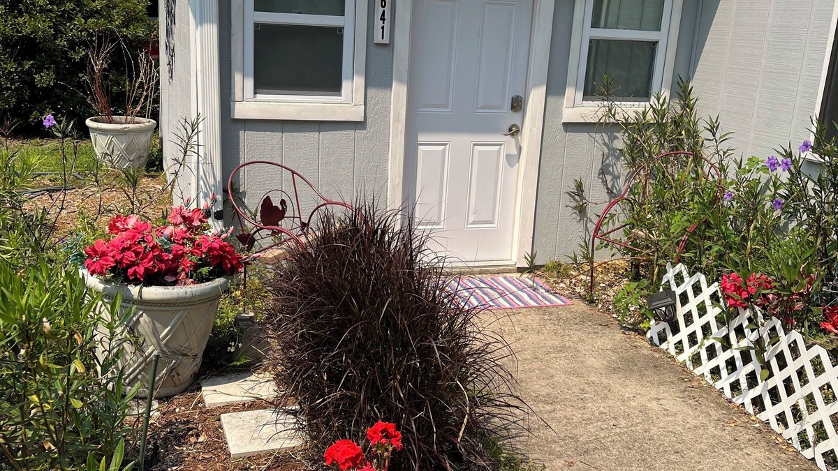 Gainesville Cottage | Renovated cottage in 55 plus neighborhood in Gainesville FL. Pool and Pickleball