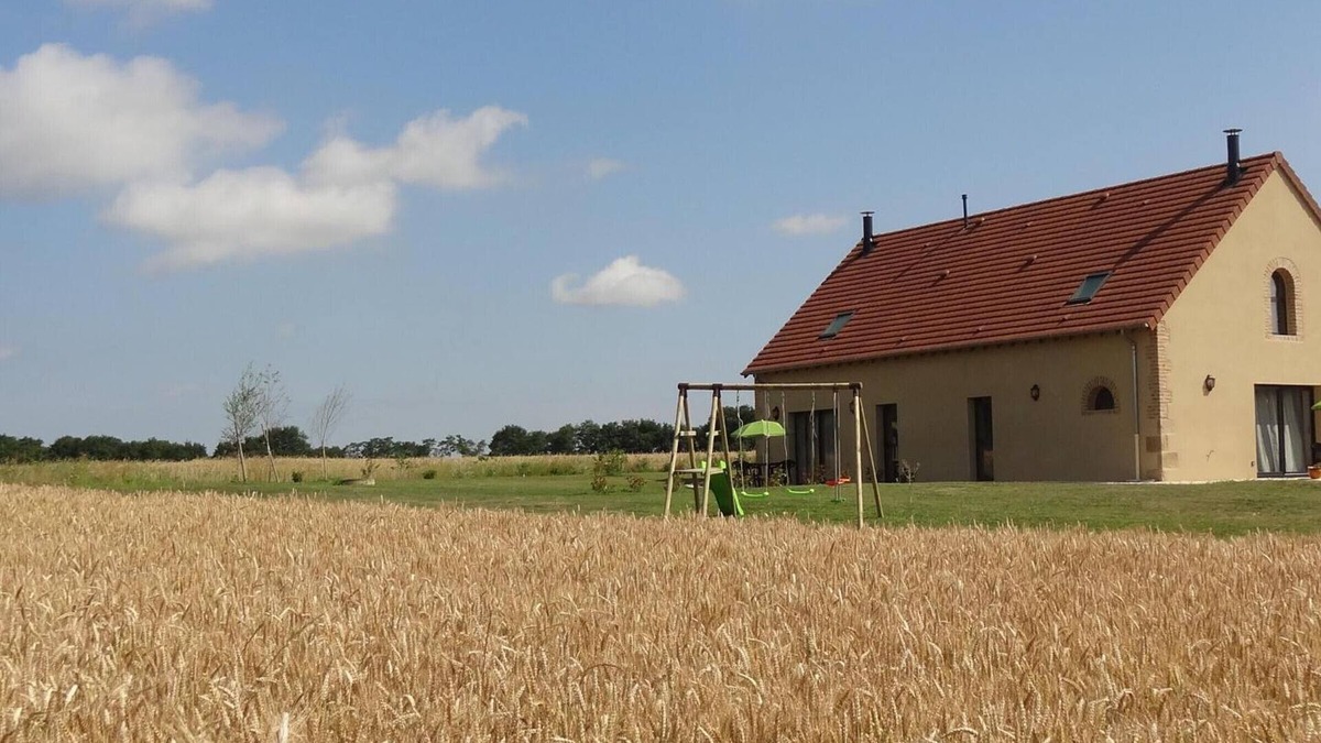 Chapeau Cottage | Renovated cottage in Chapeau with wifi, terrace and parking