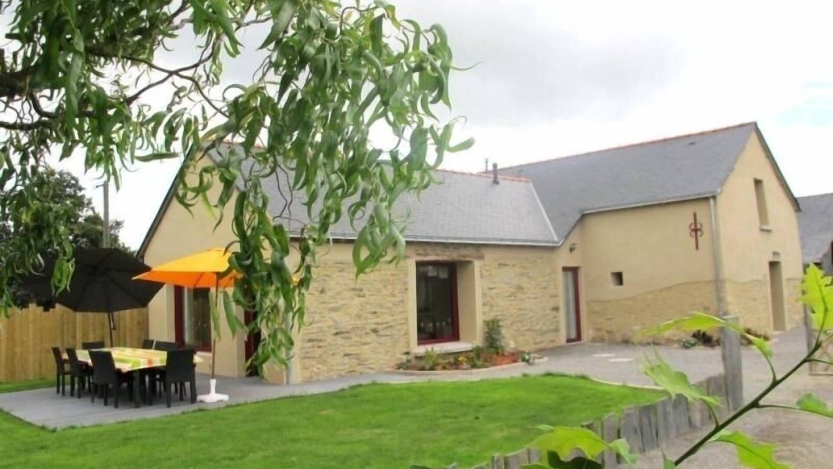 Vay Cottage | Renovated Country Cottage with Modern Amenities, Near Nantes, Family-Friendly