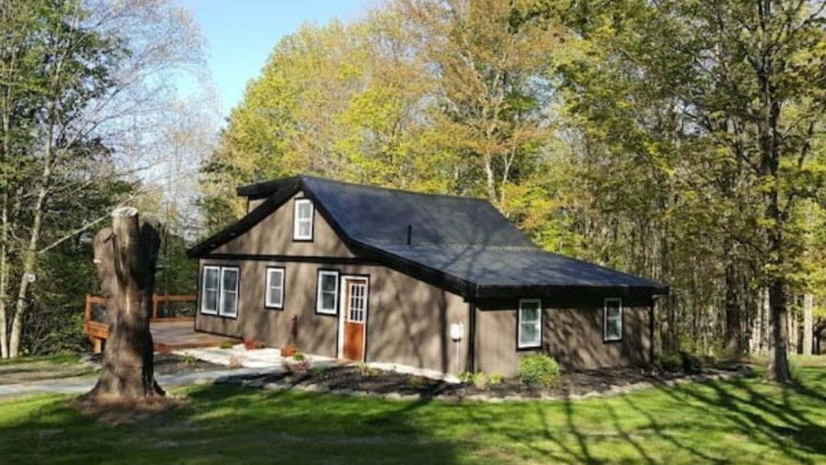Montrose Cabin | Renovated COZY CABIN with HOT TUB and Smores Bar!