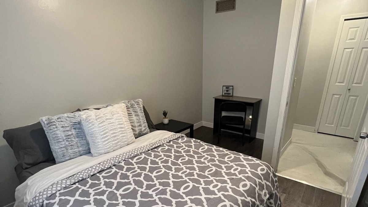 Lansing House | Renovated Cozy home! 15 mins to Sparrow & MSU! Washer/dryer. Pet friendly.