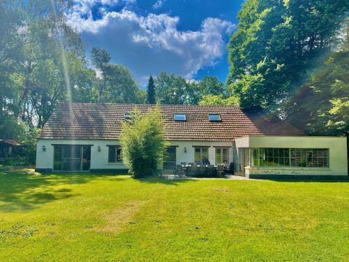 Meir House | Renovated farm with heated pool