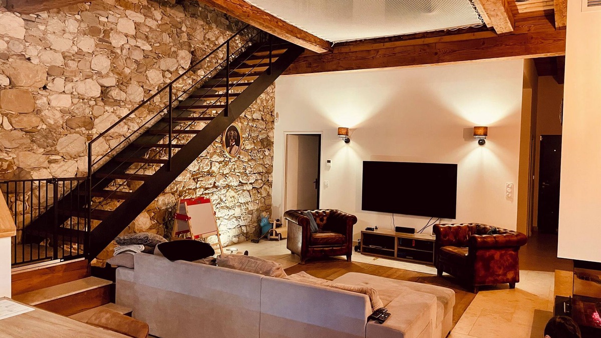 Choisy House | Renovated farmhouse located in the countryside, semi-detached, not overlooked.