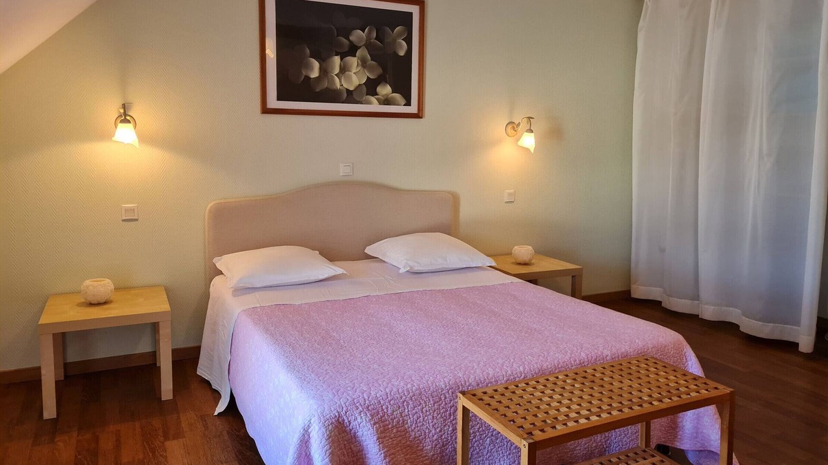 Cravant Bed & Breakfast | Renovated farmhouse retreat - 4 rooms with breakfast