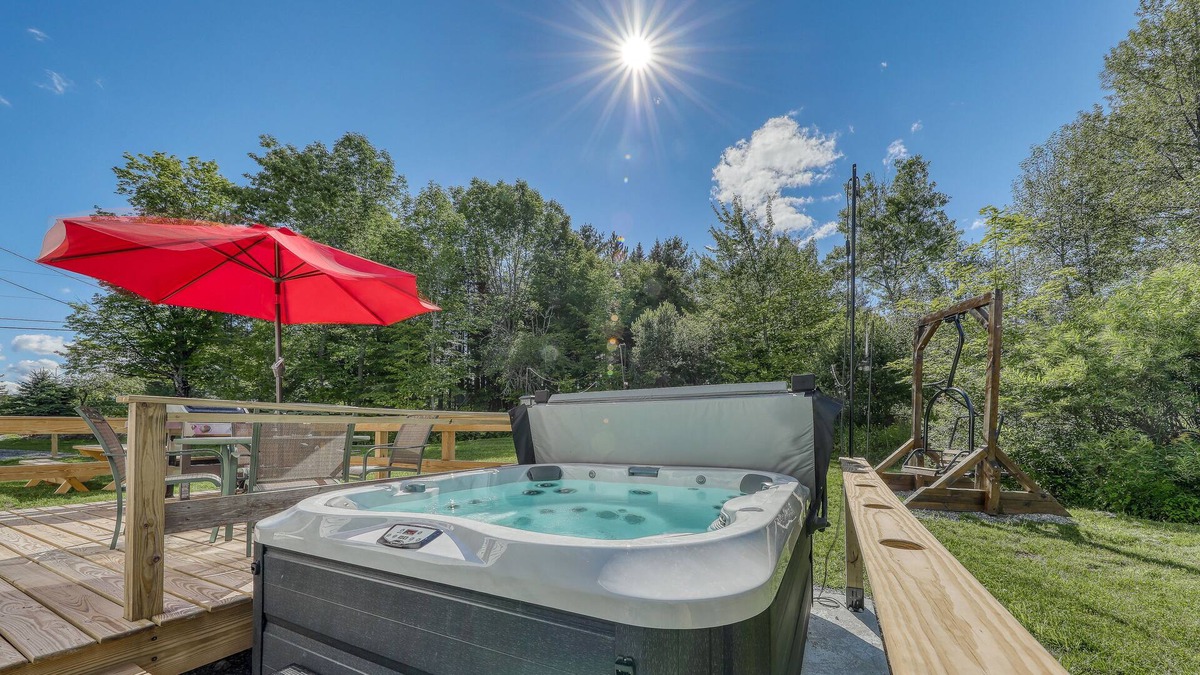 Mount Holly House | Renovated farmhouse near Okemo with fast WiFi, private hot tub & W/D