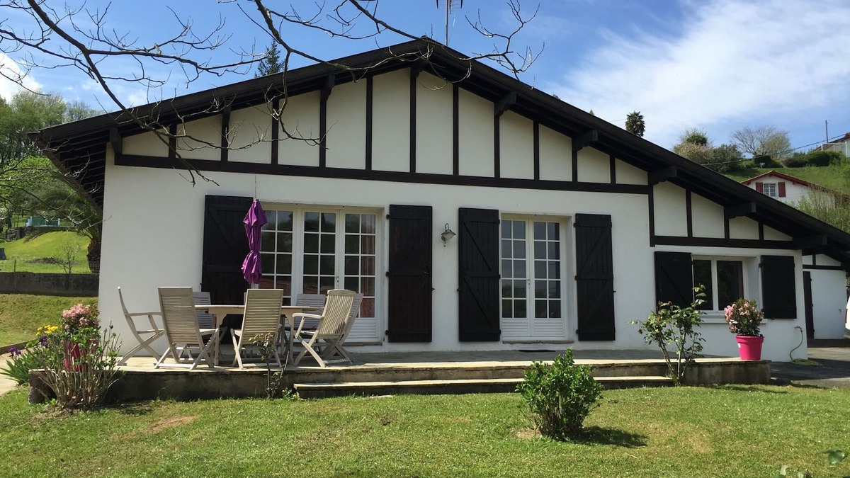Saint-Pee-sur-Nivelle House | RENOVATED BASQUE HOUSE 8 BEDROOMS CLIM WIFI NEAR LAKE, OCEAN GARDEN, PETS OK