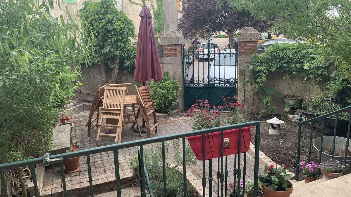 Saint-Berain-sur-Dheune House | renovated village gitte on a canal with views of the town square