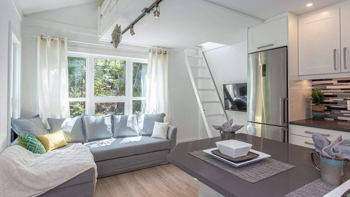Whistler Creekside House | Renovated fully in 2020. Perched high up in Gondola Village. Free parking, walk to lifts