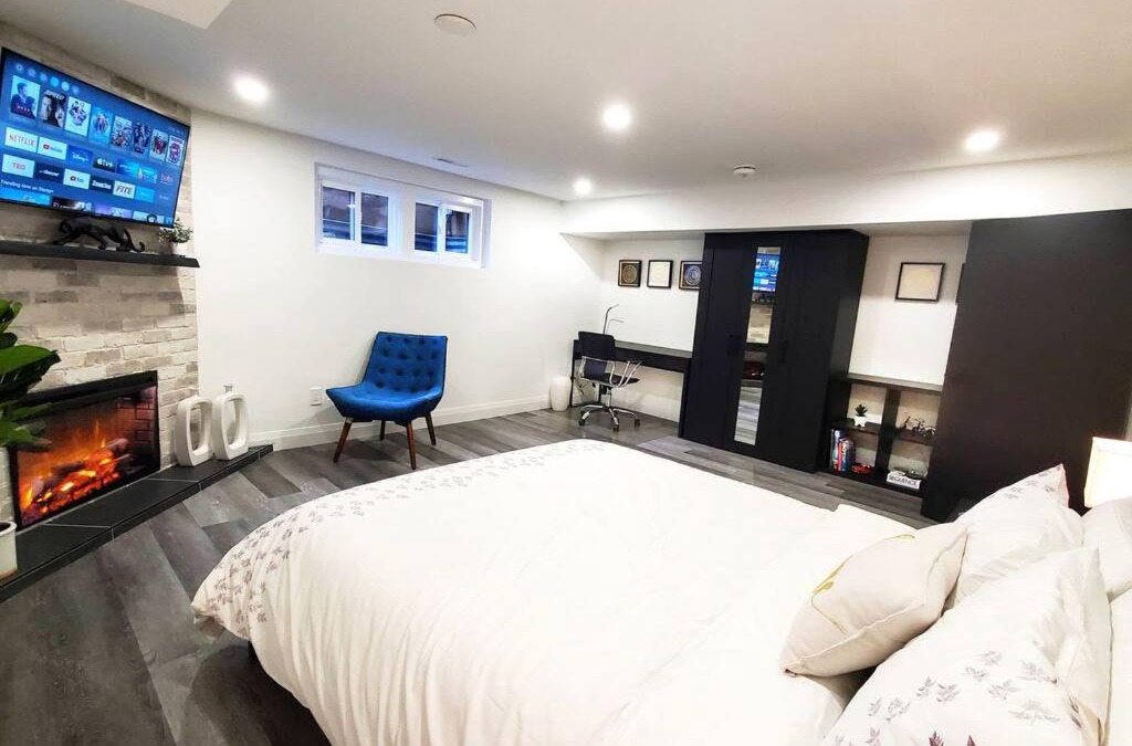 Swansea Apartment | Renovated Guest Suite Near The Lake & High Park in Toronto!