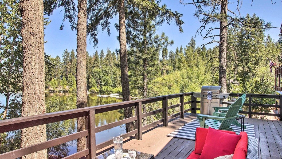 Hauser House | Renovated Hauser Lake Retreat: Walk to Beach!
